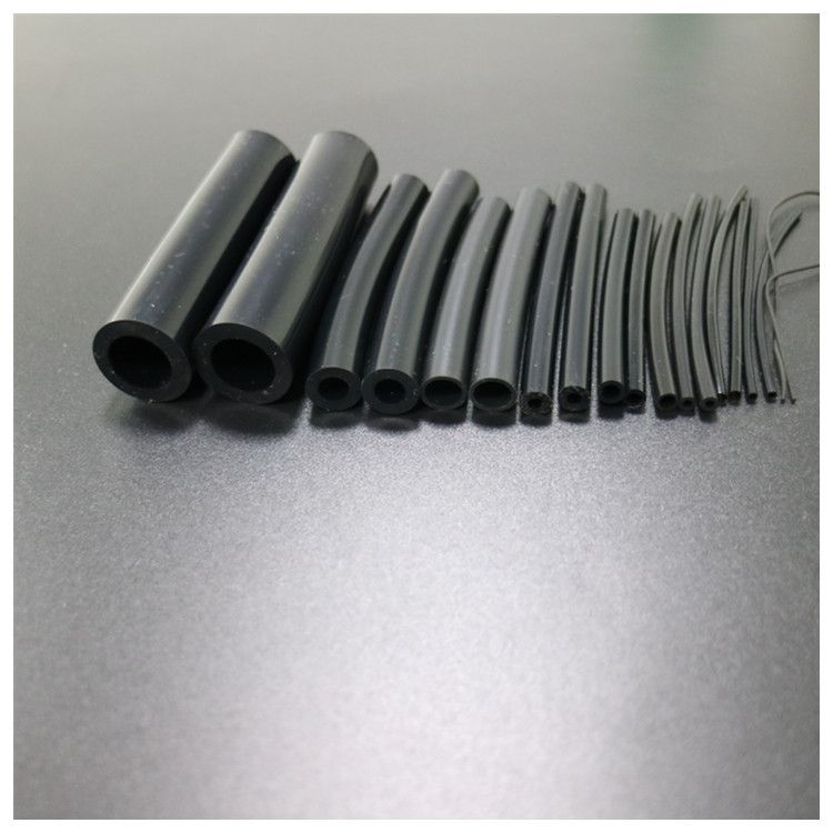 傳輸溶劑怕靜電起火？嶸牌導(dǎo)靜電硅膠軟管，化工/粉體輸送安全優(yōu)選！